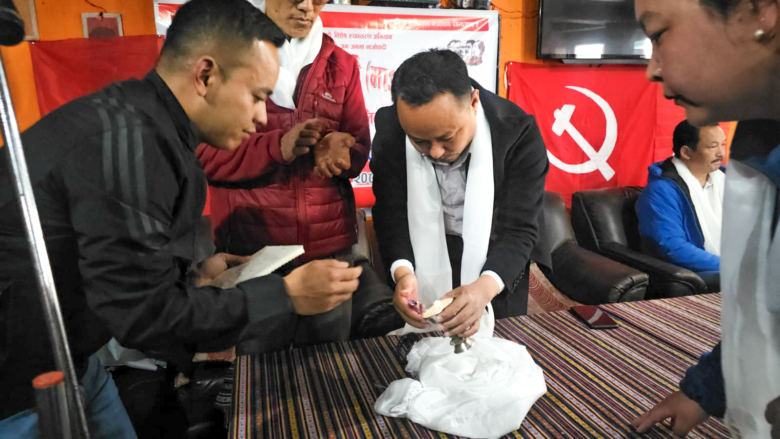 जनतासँग माओवादी विशेष रुपान्तरण’ अभियान खुम्बुमा शहिद परिवारलाई सम्मान, युवालाई भलिबल