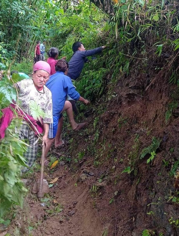 ओगानेम आमासमुहद्वारा मुक्लीमा बाटो सरसफाइ