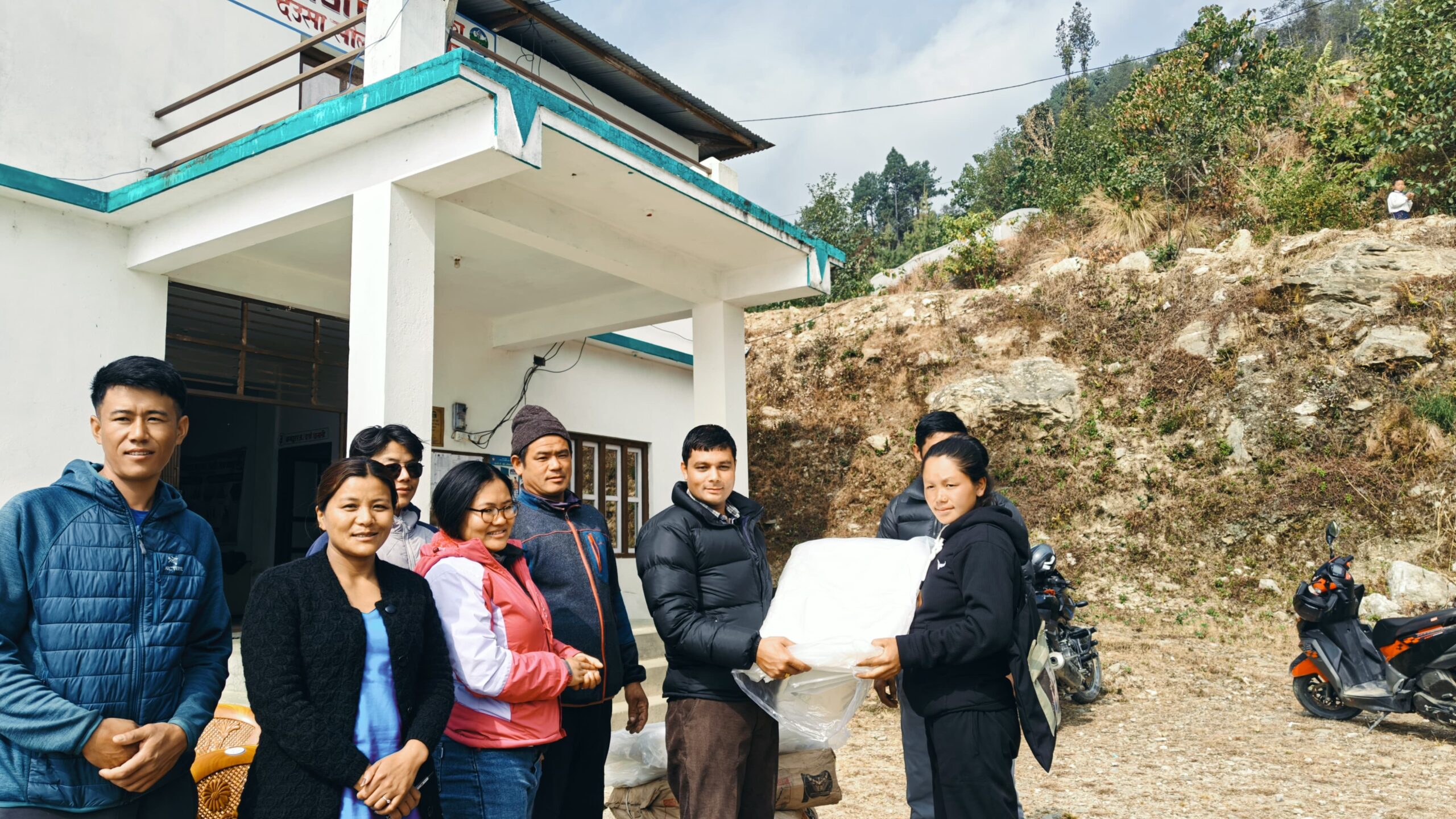 देउसामा कृषकलाई प्लाष्टिक टनेला बितरण