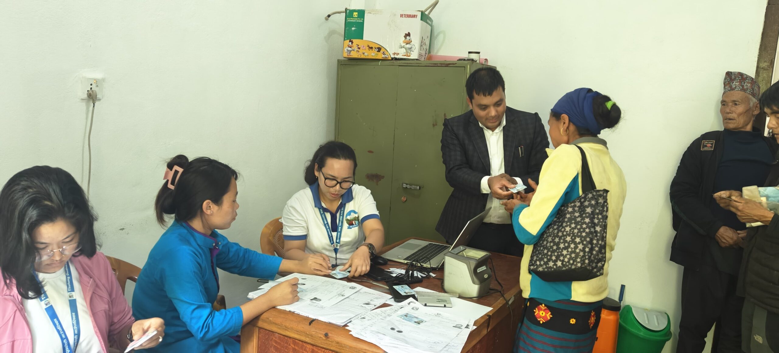 थुलुङ दुधकोशीको देउसामा राष्ट्रिय परिचयपत्र वितरण शिबिर, ५ सय बढीले लिए सेवा